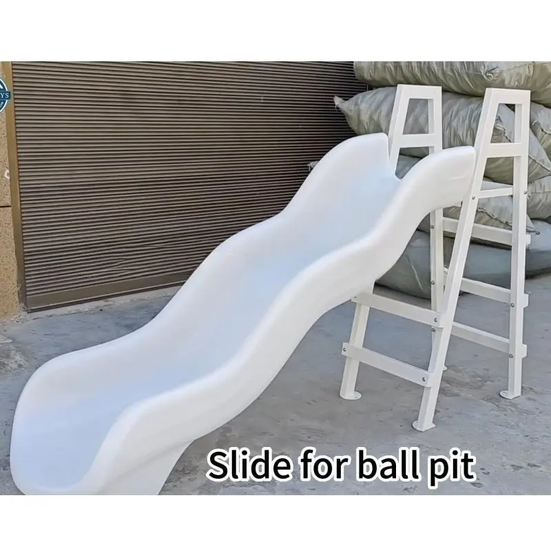 Toboggan blanc en plastique écologique avec escaliers pour enfants Piscine à balles océanique commerciale moderne et simple de type durable avec escaliers