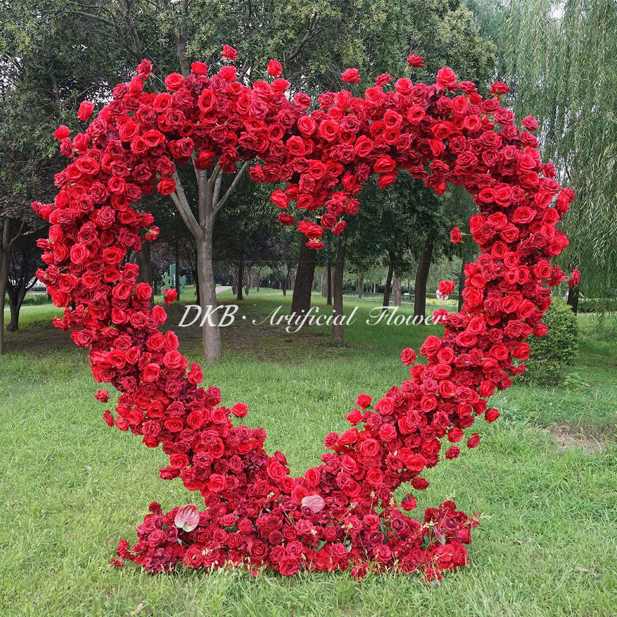 Commercio all'ingrosso DKB seta rosa rossa a forma di cuore supporto ad arco fiore artificiale composizione floreale sfondo per evento di nozze decorazione