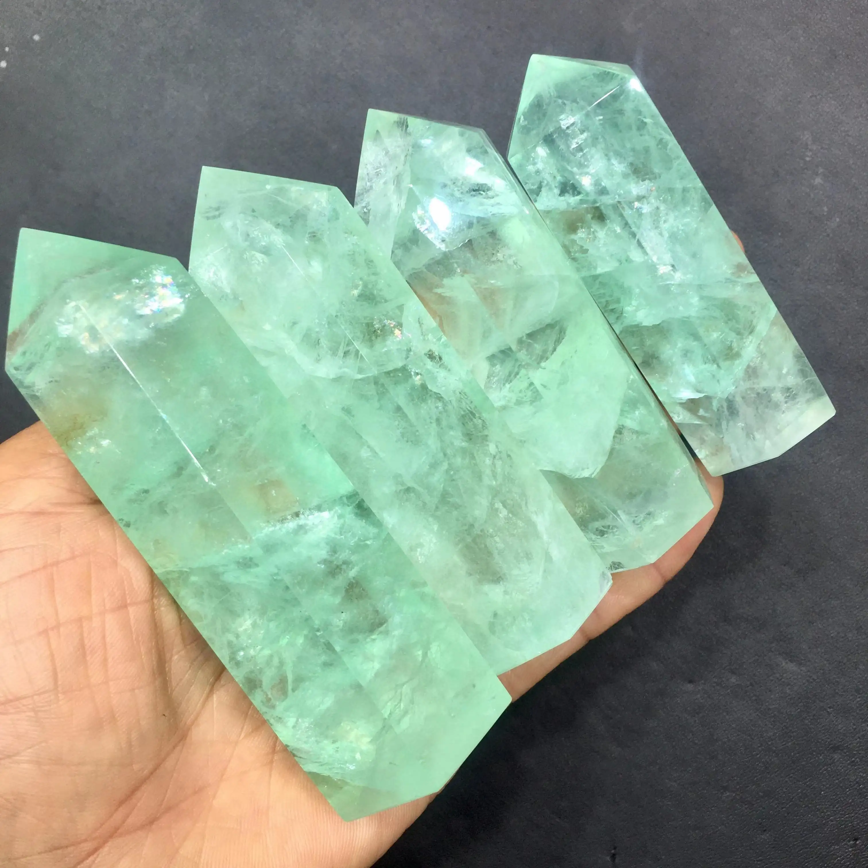 Torre de fluorita verde tallada a mano, piedra de fluorita pulida de alta calidad, con punto de cristal Natural de arcoíris, a la venta