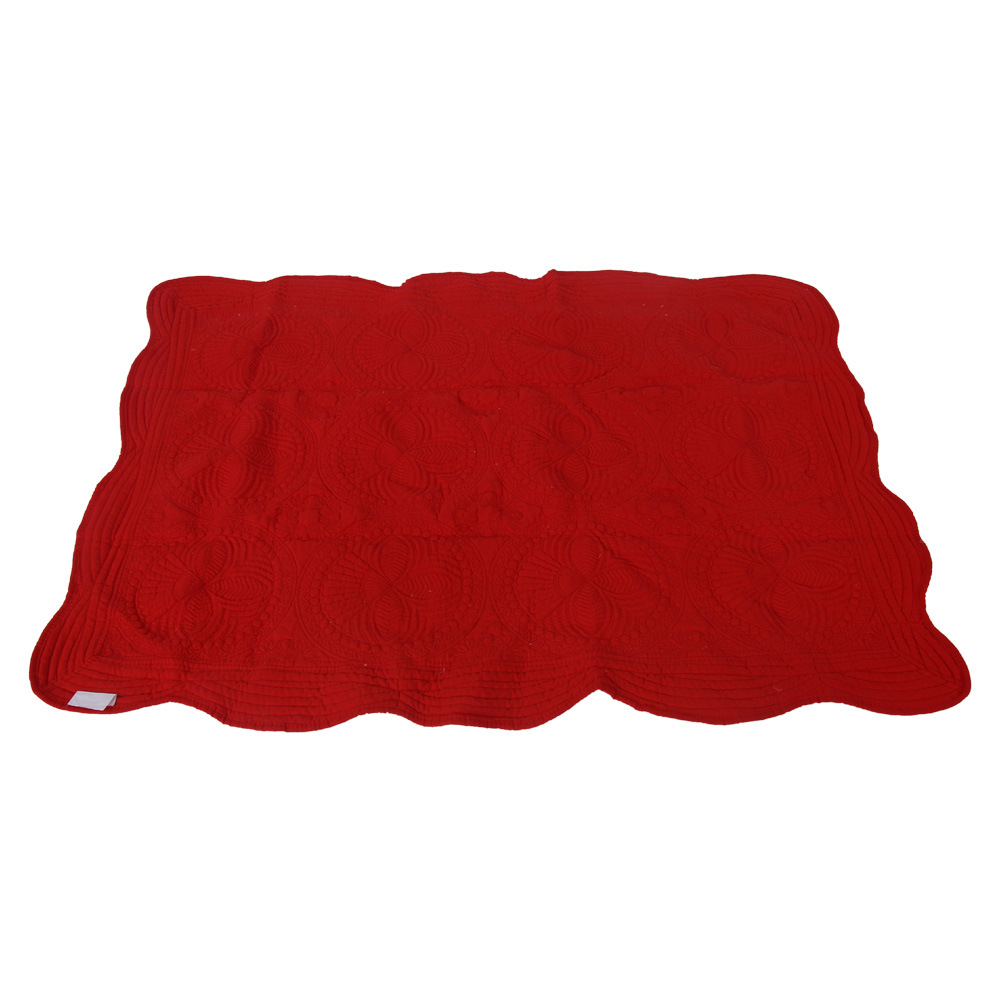 Couverture de bébé brodée rouge Heirloom Baby Quilt