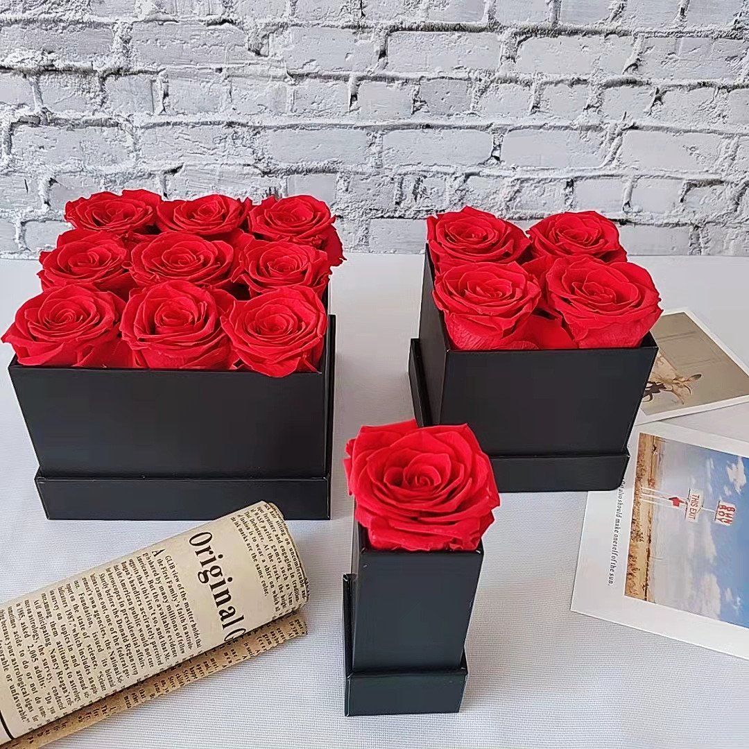 1 rose dans une boîte carrée