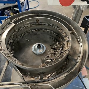Alimentador vibratório de alta precisão CNC Automatic Parts Feeding <span class=keywords><strong>System</strong></span> Placa vibratória de aço inoxidável para montagem industrial