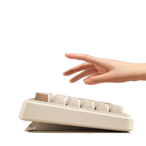 有線キーボードコンピュータゲームオフィスRGBバックライトフィルム無声男性と女性キーボードデスクトップコンピュータ82キー有線キーボード - Product Image 4