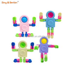 スペースマンフィンガースピナーFidgetyToysプッシュポップバブルおもちゃ子供のための感覚おもちゃ大人のパーティーは賞品を支持します