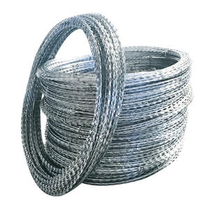 Zware landklimbeveiliging met metaalgaas, prikkeldraad en scherpe bladen voor extra bescherming. - Product Image 4