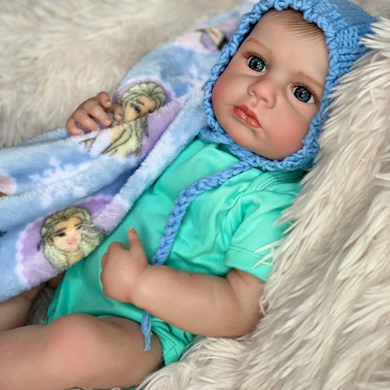Vêtements bleu Loulou, yeux ouverts.