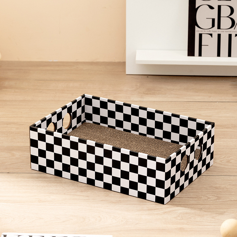Tabla rascadora rectangular para gatos con diseño de damero en blanco y negro.