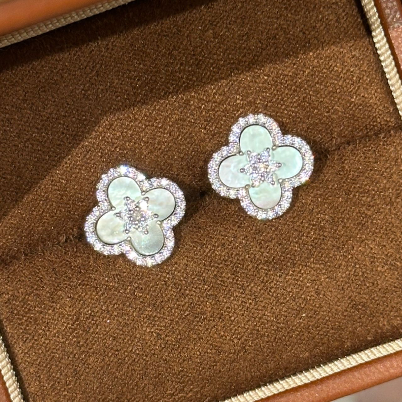 Boucles d'oreilles trèfle à quatre feuilles Fritillaria blanches