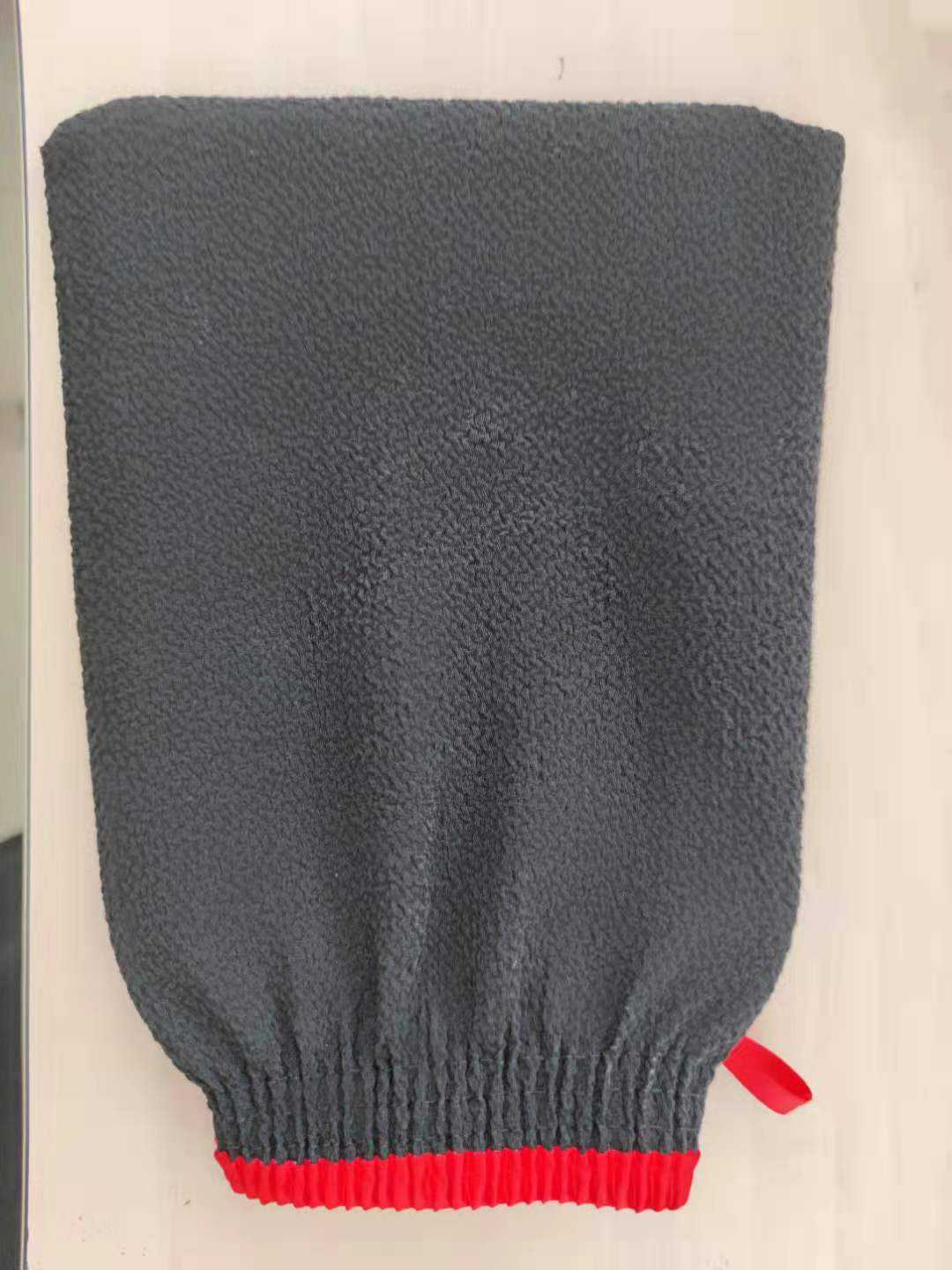 Noir avec bord rouge