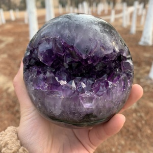 アメジストクリスタルの笑顔の自然な水晶工芸品が風水のためのDruzyアメジストジオードスフィアを癒します