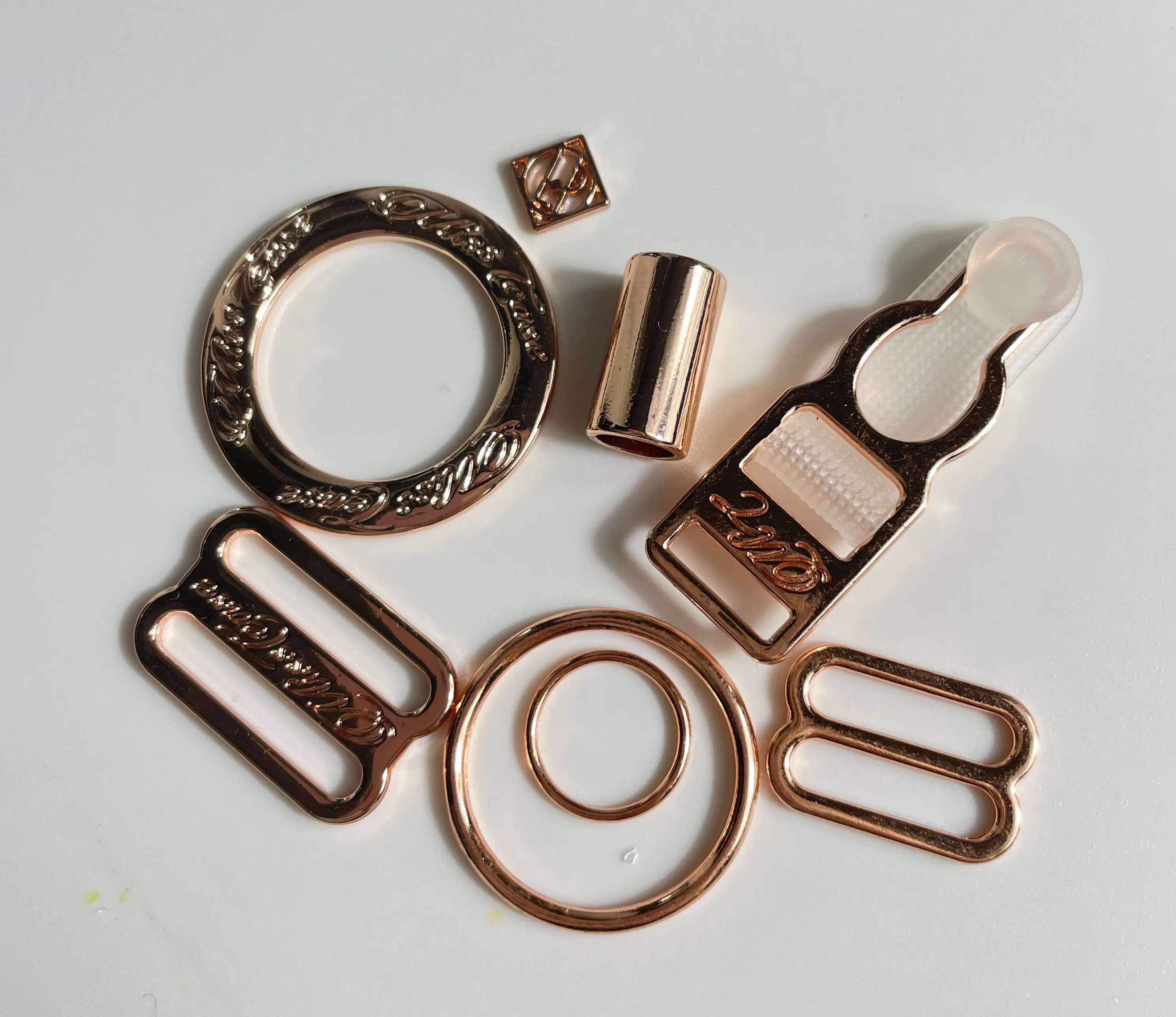 Accesorios de sujetador de hardware de oro rosa logotipo grabado anillo slider liguero medias clips para mujeres accesorios de lencería