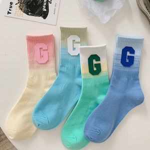 Ağ kırmızı kabartmalı pamuk Trendy dış giyim degrade çorap erkekler & kadınlar bahar rahat çorap kravat-boya degrade mektup R spor çorapları - Product Image 6