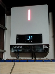 Entrada de CA de 110V 120Vac y salida de CA 3600W 24V banco de baterías cargador de voltaje Solar híbrido doble salida de CA vataje Monitor wifi