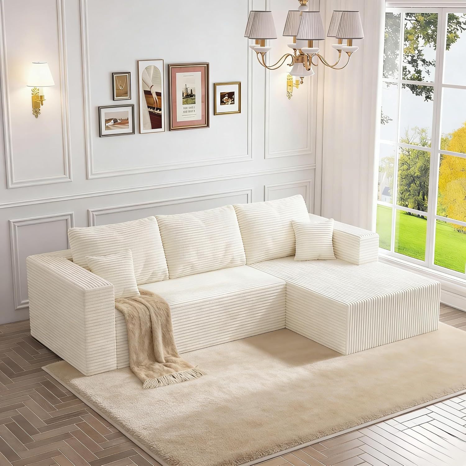 Chaise beige orientée vers la droite
