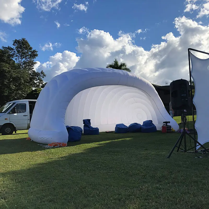 Tente canopée igloo gonflable blanche, géante, pour fête de cinéma en plein air