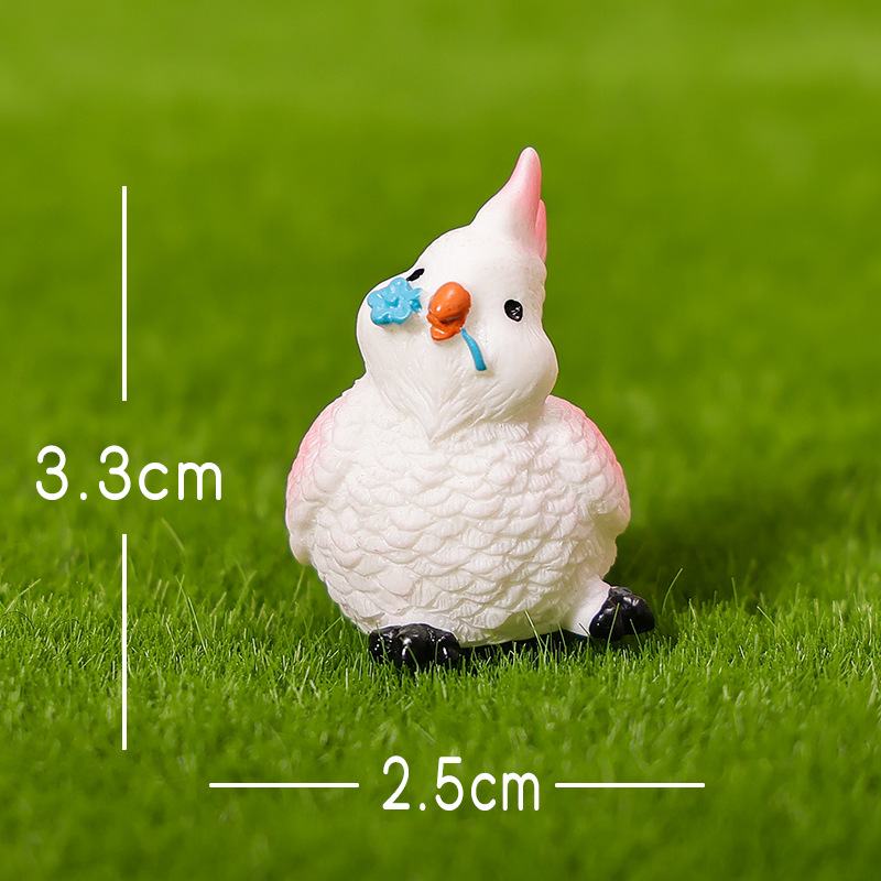 Oiseau blanc avec une fleur dans le bec