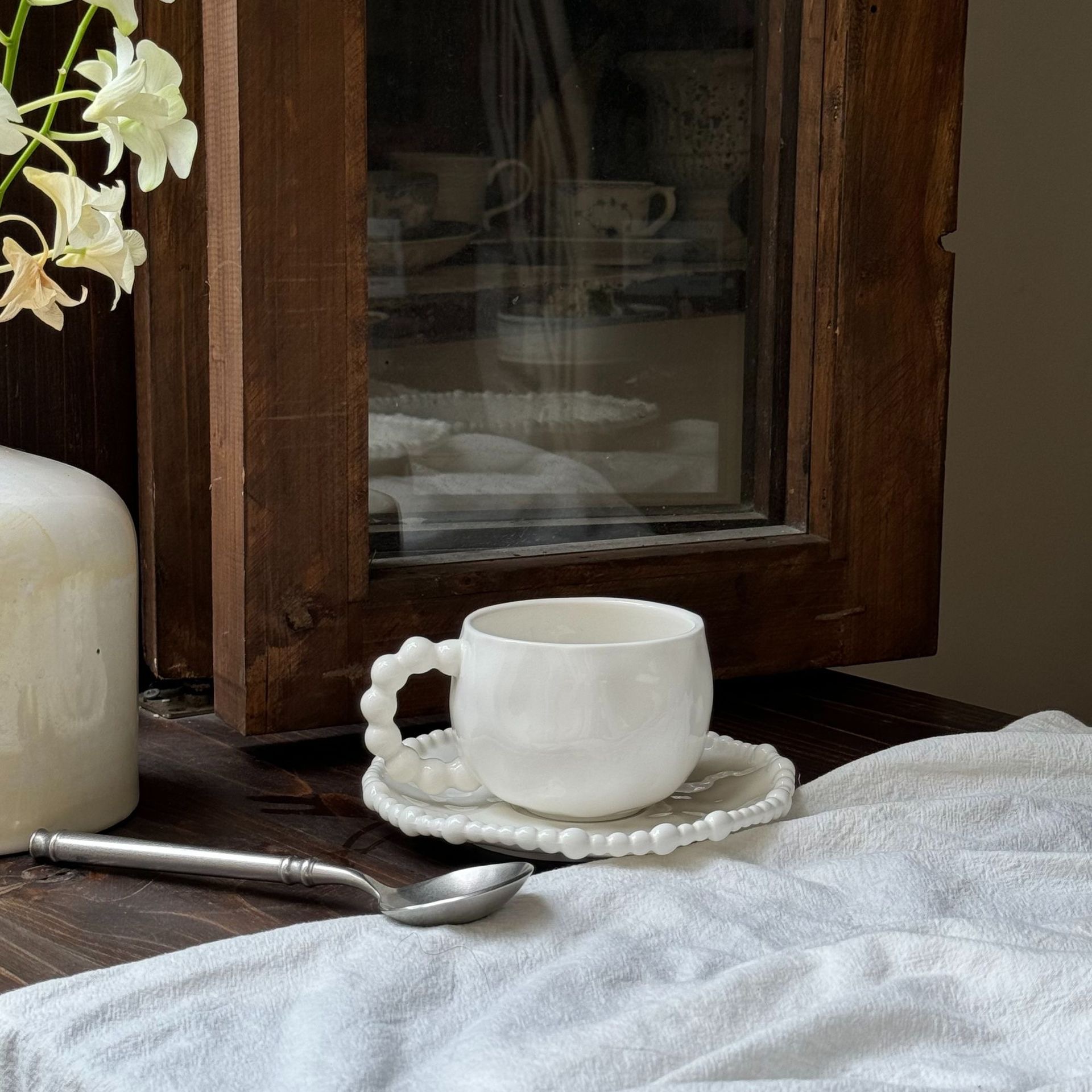 tasse et soucoupe blanches