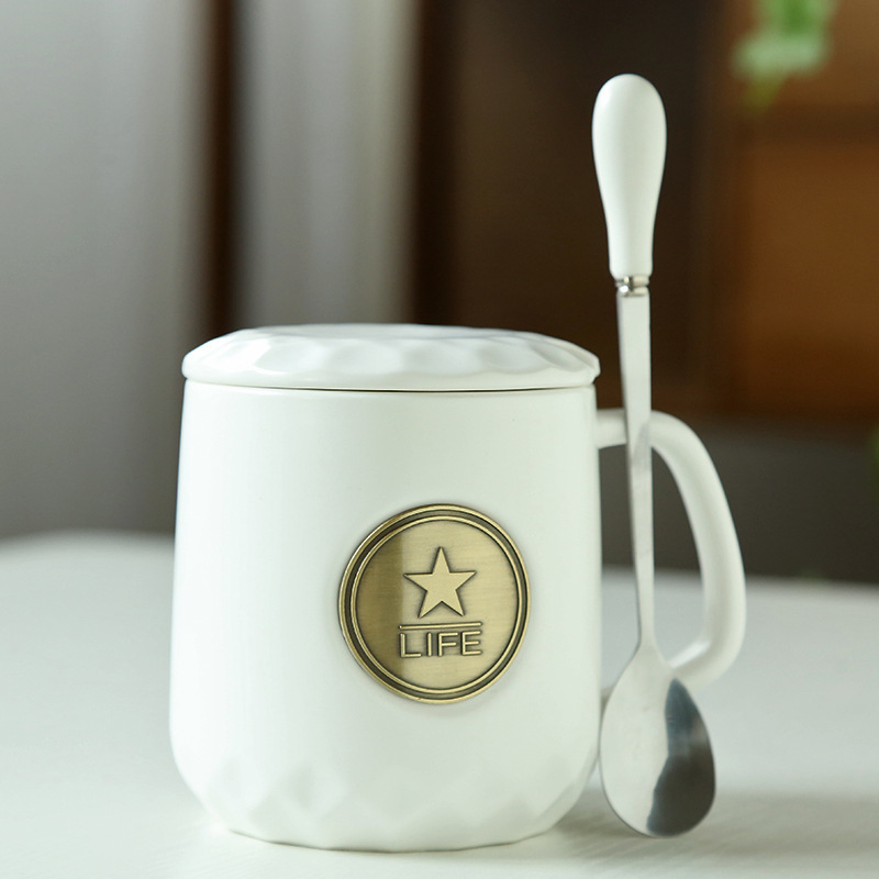 Taza de bronce con sello, blanca, con tapa, cuchara exclusiva y diseño de estrella.