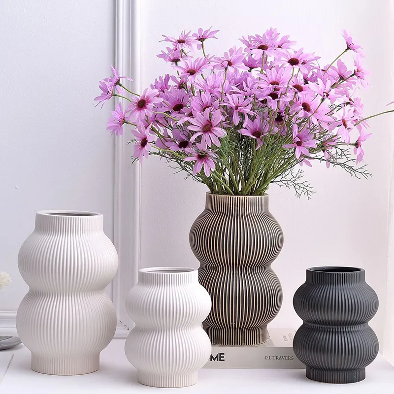 MOQ basso moderno all'ingrosso vaso di fiori bianco verticale design ornamento in ceramica vasi per la decorazione della casa
