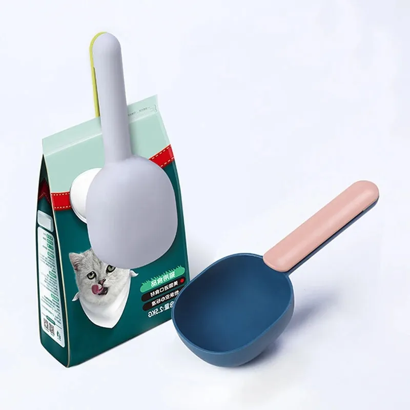Multifunctional portable pet cat and dog food shovel spoon feeding spoon with sealed bag clip pet feeder