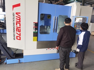 さまざまな仕様のSUPERTECH垂直マシニングセンターVMC1890は、需要に応じて選択できます - Product Image 2