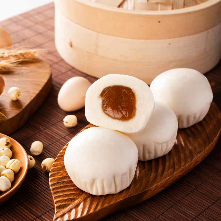 Chinesisches gefrorenes gedämpftes Brötchen gefüllt mit Lotus-Samen paste Lotus paste Brötchen im kantonesischen Stil