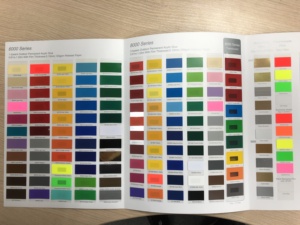 สติกเกอร์ไวนิลเคลือบเงาไวนิลสีทองและสีเงินสำหรับตัดสติกเกอร์ไวนิลแบบมีกาวในตัวสำหรับพล็อตเตอร์