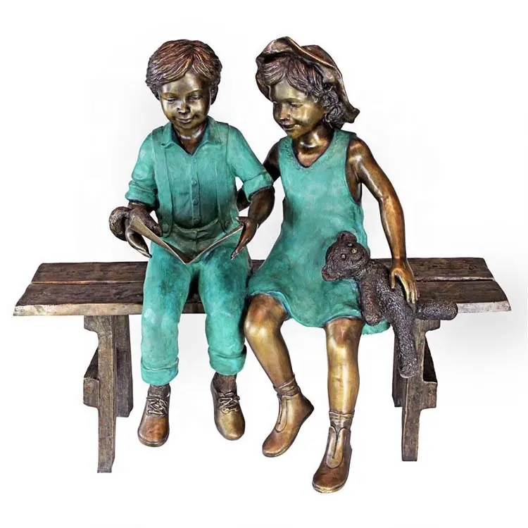 Ragazzo e una ragazza libro di lettura sul banco Dei Bambini scultura in bronzo