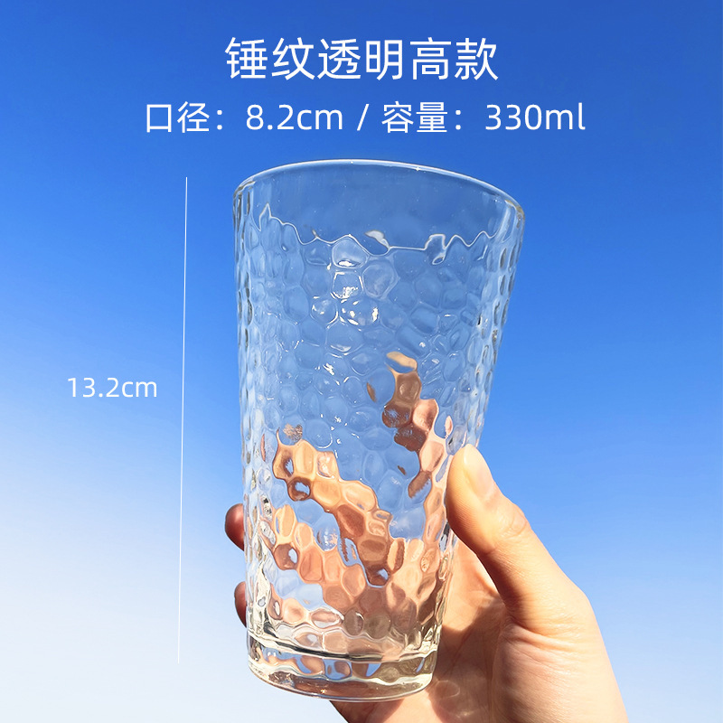 Un verre haut, transparent, martelé