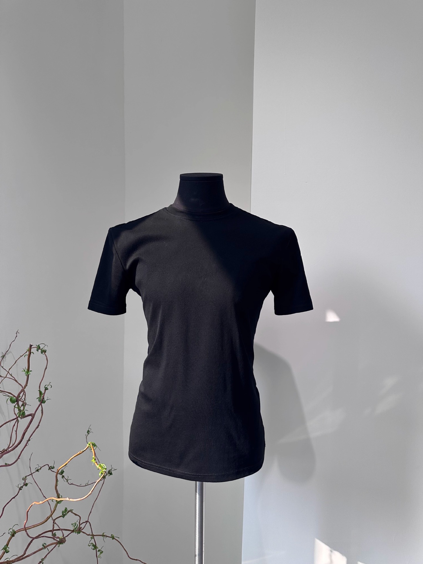 Black regular low neck