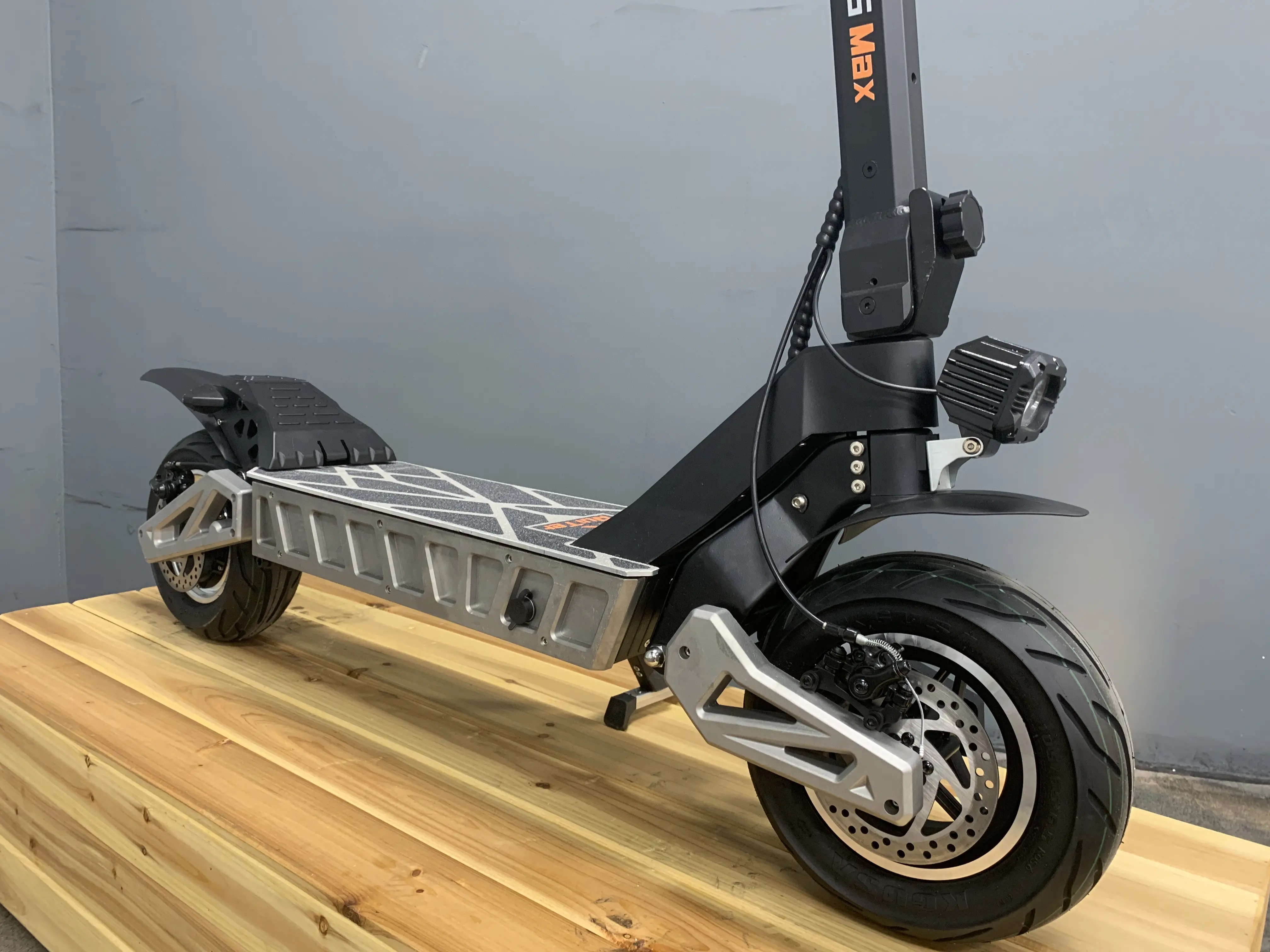 2024 vente chaude grande puissance scooter électrique M6 Max double moteur gros pneu scooters d'extérieur adulte utilisant