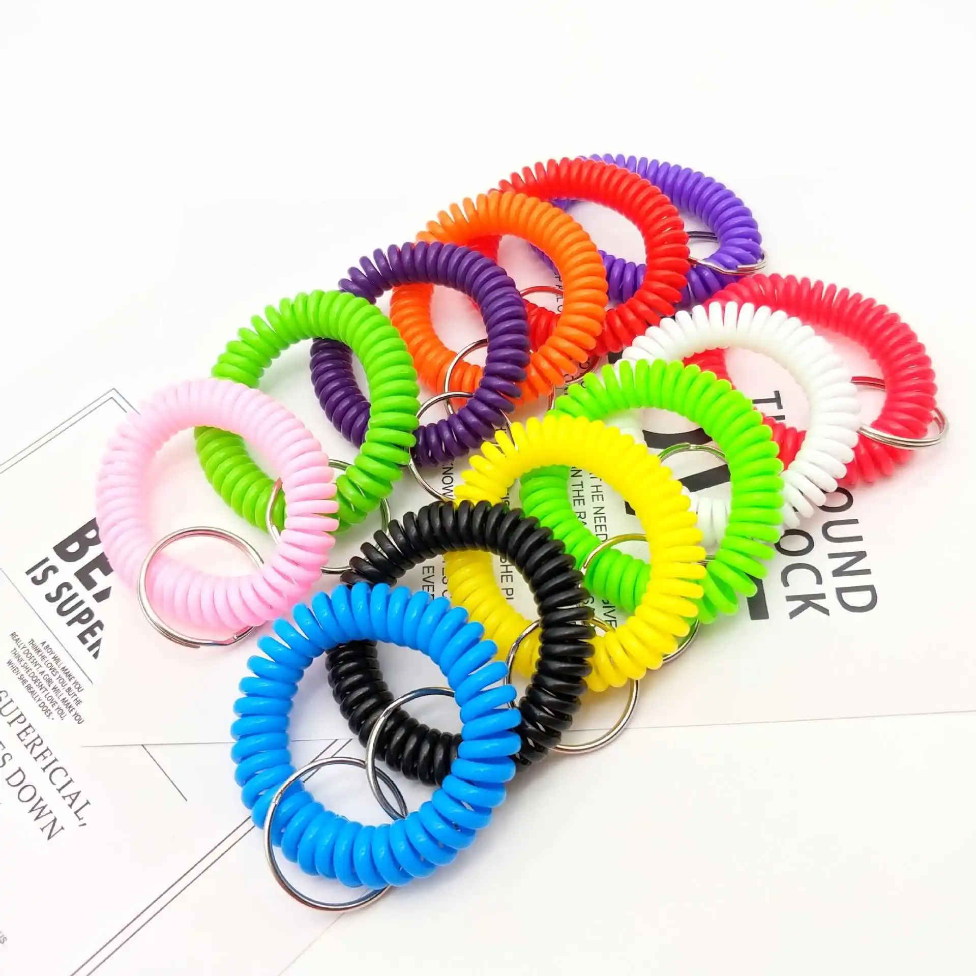 Kunststoff-Schlüsselanhänger bunt Federspulen-Spiralhandgelenk mit Stahlschlüsselring Armband Schlüsselanhänger Halter Armband Schwimmer-Schlüsselanhänger