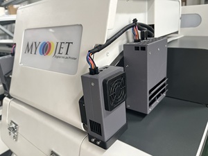 Myjet đa chứ<span class=keywords><strong>c</strong></span> năng 6090 máy in <span class=keywords><strong>UV</strong></span> với hình ảnh định vị hệ thống máy quét với máy ảnh với 3 đầu - Product Image 2