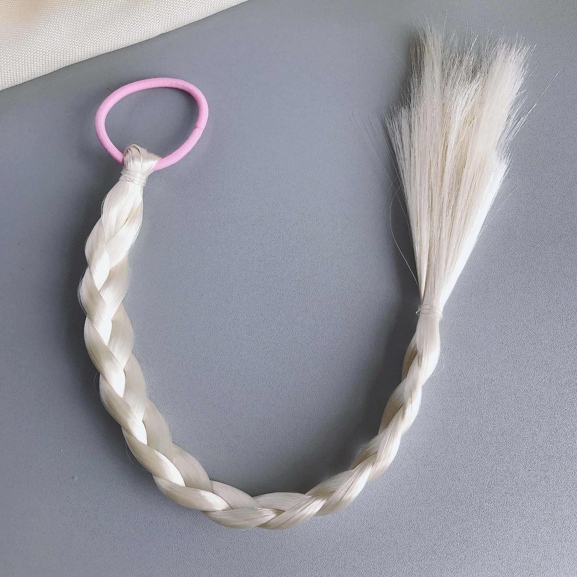 Trenza plateada - banda elástica rosa