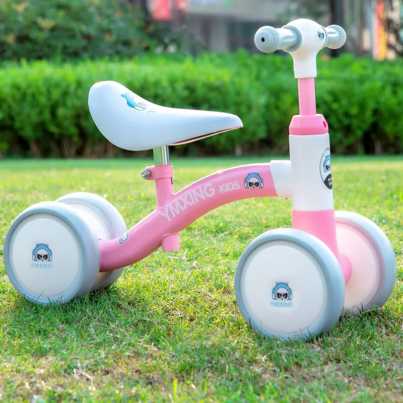Hölzerne Fahrt auf Spielzeug Kleinkind Vierrädriges hölzernes Aufsitz spielzeug Drehen Sie ein Baby-Holzauto Baby-Holz-Walker Red Car Balance Bike