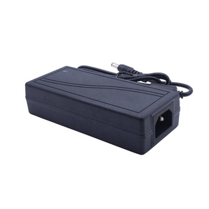 Ventas directas de fábrica 110V/220V Entrada 12V 5A Salida UE/EE. UU. Enchufe 12V Adaptador de corriente de escritorio