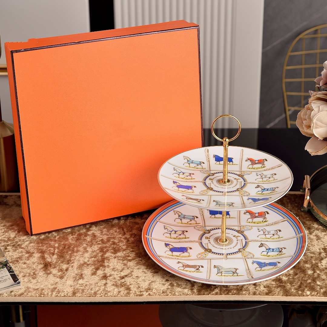 จานเค้กสีขาว