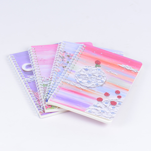 Los estudiantes deben tener un cuaderno pequeño y fresco multicolor de alto valor, un cuaderno grueso con pegatinas de índice de página interior