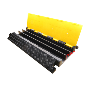Dış yol 3 kanallı zemin köprü koruyucusu için PVC kapak kauçuk elektrik kablo koruyucu apronu ile güvenlik hız kamburu - Product Image 1