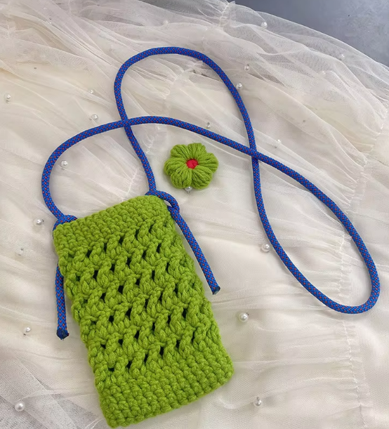 Broche fleurie, finition vert gazon.