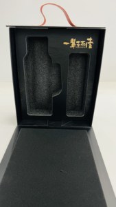 エレガントな1ボトル容量クラレット-赤木色ワイン酒ギフトボックスマットラミネーションゴールドホイル食品用特殊デザインハンガー