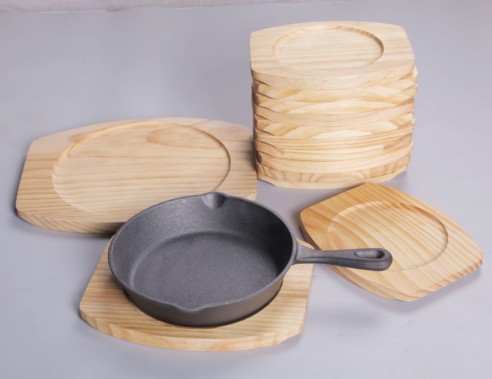 Poêle à frire noire + manique en bois