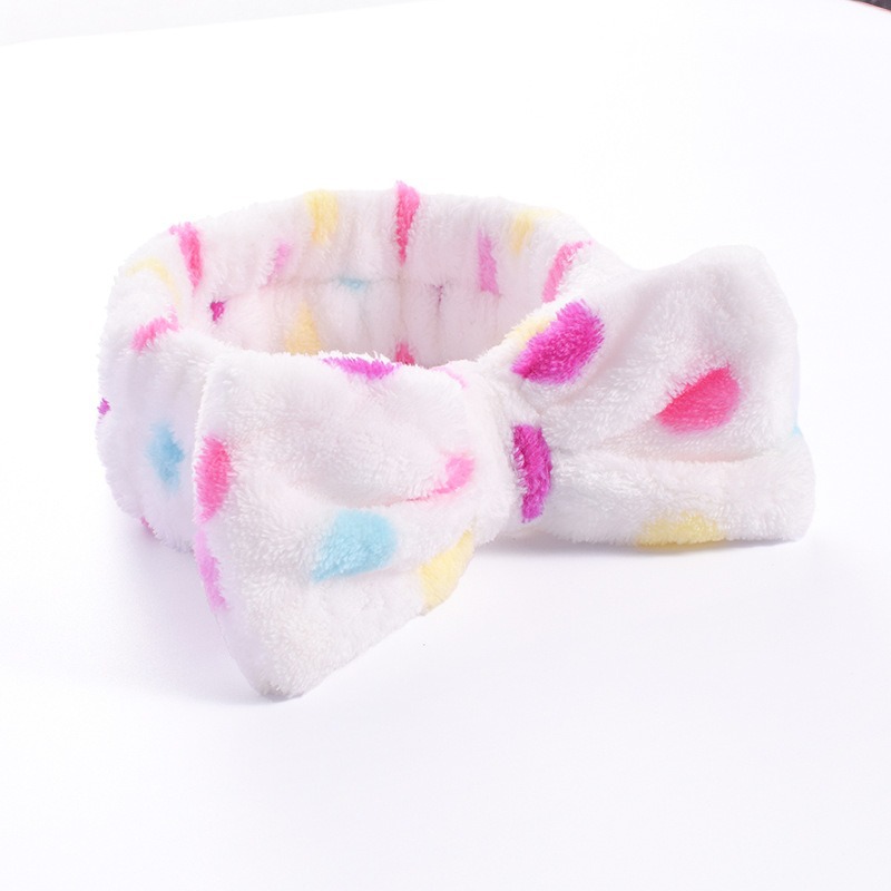 Diadema blanca con lazo y lunares blancos.