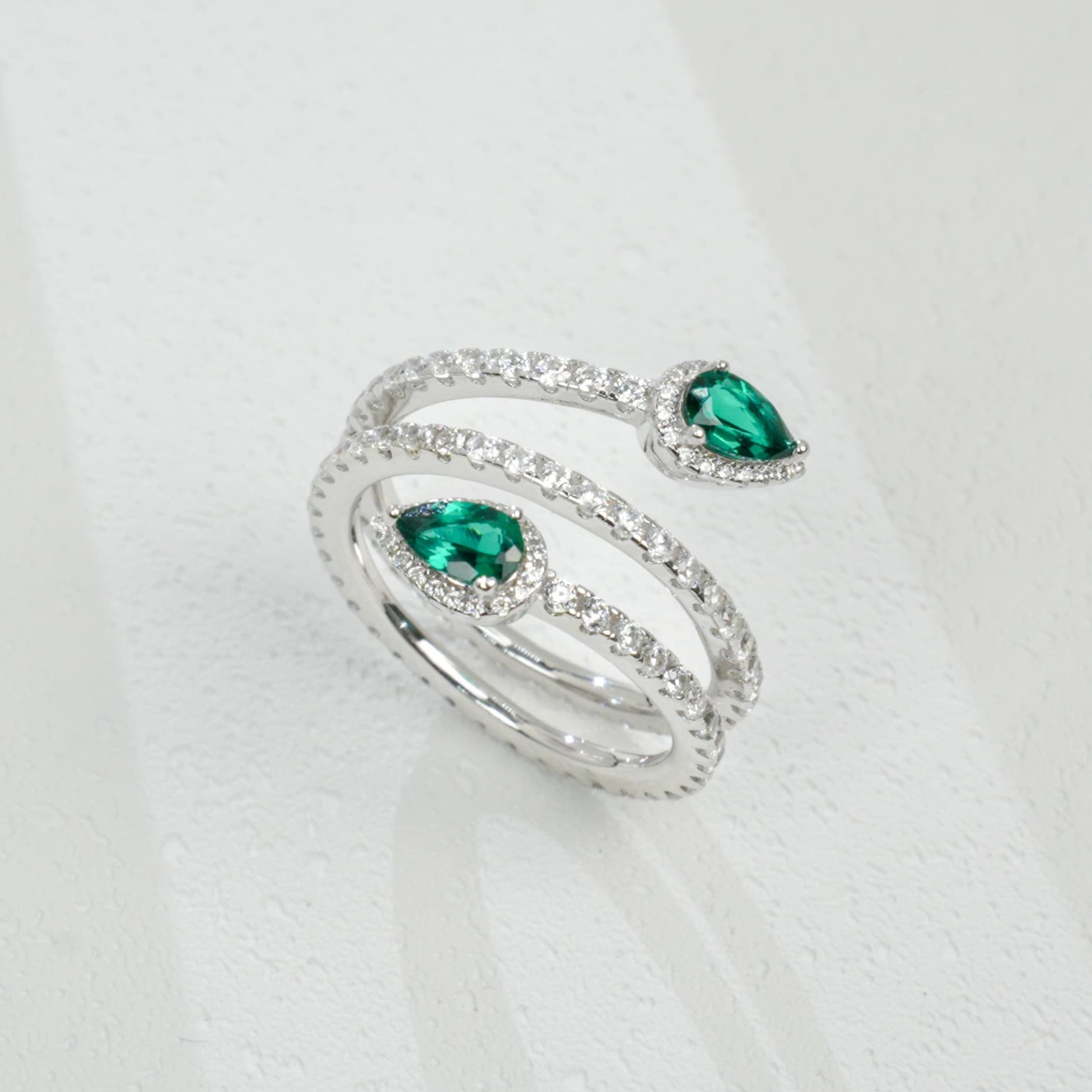 Bague délicate en émeraude