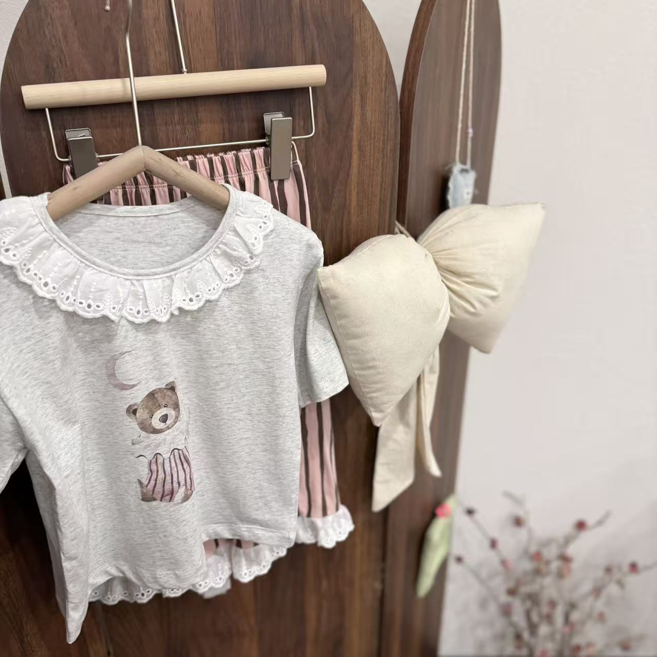 Rilascio del palloncino della ragazza dell'orso