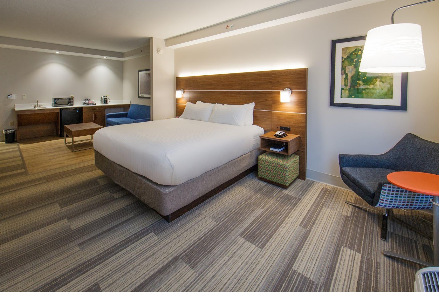Alojamiento cercanos Holiday Inn Express-Suites