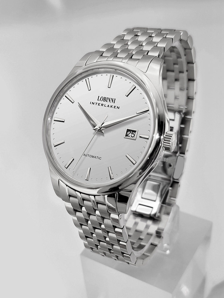 Boîtier argenté - cadran blanc - bracelet en acier