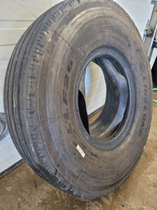 8.25R15 825R16LLF26 Linglong Doublestar DoublestoneタイヤリブTowayライトトラックタイヤ混合コンテナ