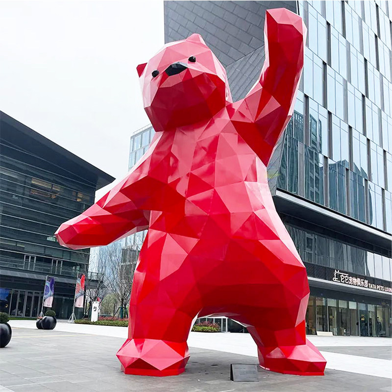 Sculpture d'ours rouge en filet