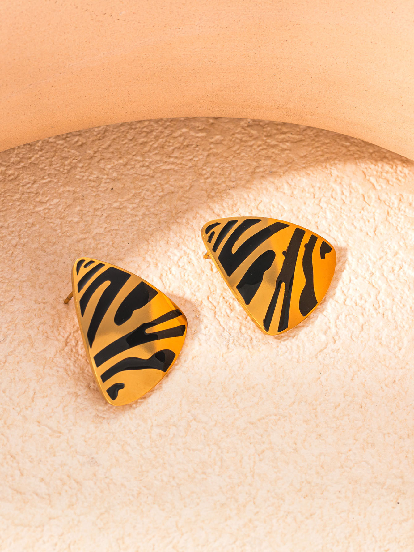 Pendientes triangulares con estampado de leopardo